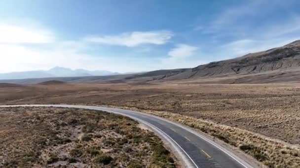 ペルー南西部のアレキパ地方に位置する壮大で曲線的な山道のドローンビデオを周回する映画は チベイに向かっています — ストック動画