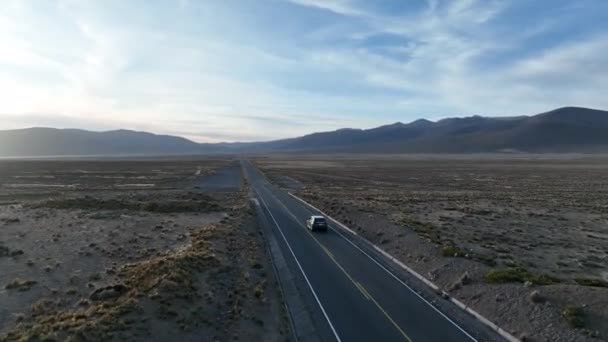 ペルーのアンデス山脈のアレキパとコルカ キャニオンの間の道路の空で息をのむような風景に乗って車に続く広い角度の空中撮影 南アメリカ — ストック動画