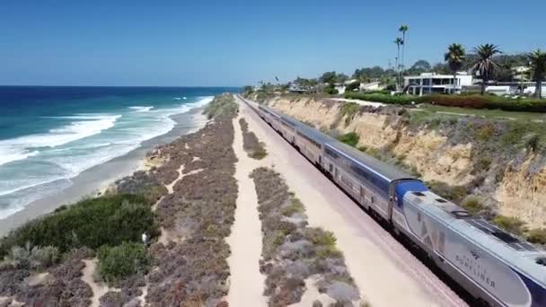 Arielle Aufnahme Eines Surflinerzuges Der Die Küste Von Delmar Hinunterfährt — Stockvideo