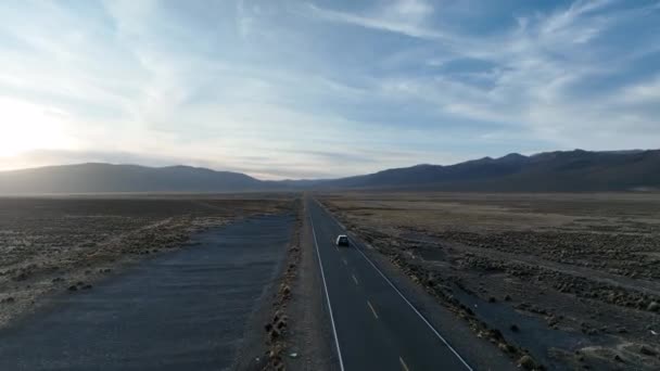ペルーのアンデス山脈のアレキパとコルカ峡谷の間の道路の空で息をのむような風景に乗って車のショットのような広い角度のパララックス 南アメリカ — ストック動画