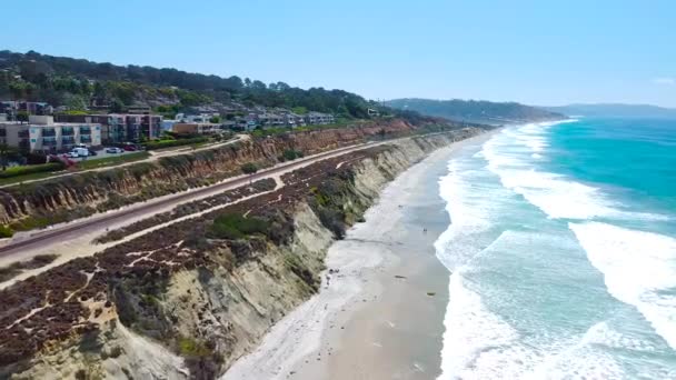 Delmar Kıyı Şeridinin Tren Raylarına Yakınlaşırken Arial Görüntüsü — Stok video