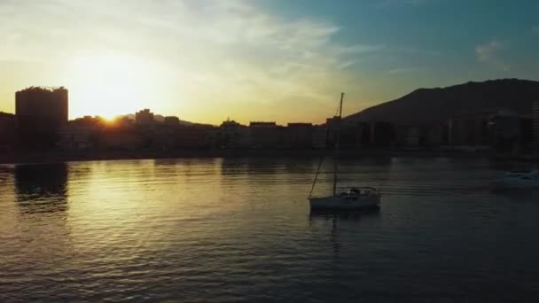 Luftaufnahme Des Sonnenuntergangs Über Fuengirola Und Puerto Deportivo Spanien Silhouetten — Stockvideo
