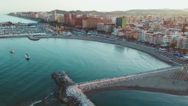 Flygfoto Över Fuengirola Malaga Spanien City Port Breakwater Waterfront Byggnader — Stockvideo