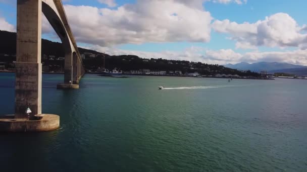 Vista Aérea Senja Island Bridge Noruega Revelando Drone Shot Boat — Vídeo de Stock