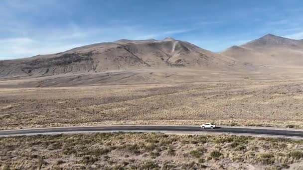Drohne Umkreist Weite Peruanische Landschaft Und Kurvenreiche Gebirgsstraße Die Entgegen — Stockvideo