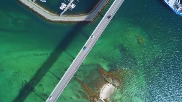 Vogelaugen Luftaufnahme Des Verkehrs Auf Der Gisundbrua Brücke Die Senja — Stockvideo