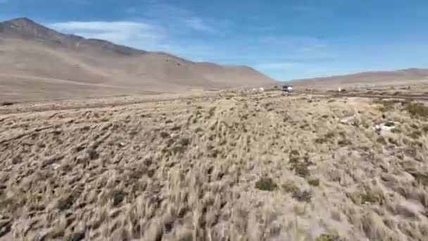 ペルー南西部のCarretera Chivay Arequipa Mountain Roadの乾燥した茂みの風景を間近に見る — ストック動画