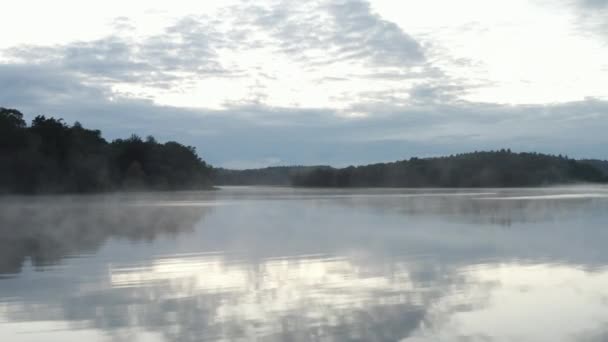 スウェーデンの朝霧のある湖の4Kドローンショット — ストック動画