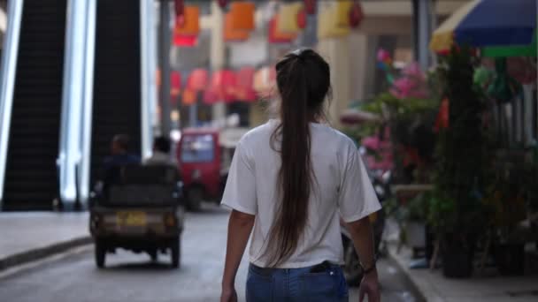 在中国云南 穿着白色T恤的漂亮姑娘走在大街上 慢动作 4K视频 — 图库视频影像