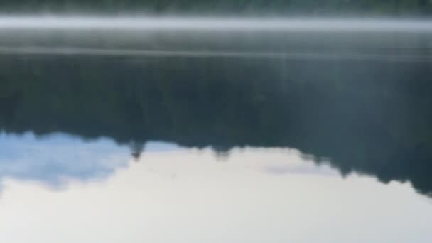 水面に朝霧と湖の反射 — ストック動画