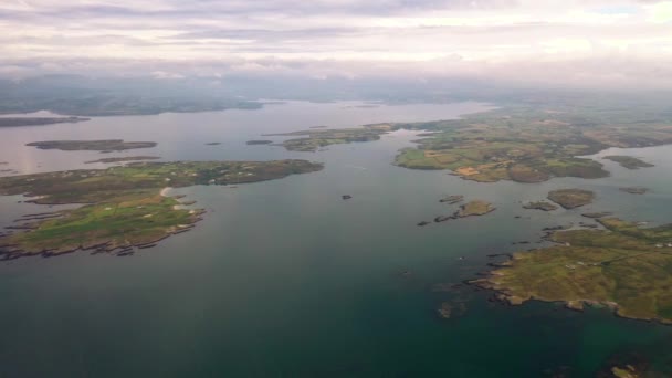 从高空俯瞰罗亚林沃特湾360度 与谢尔金岛 克清角 哈雷岛 巴尔的摩 西班牙岛 城堡岛 海鸥相距较远 — 图库视频影像