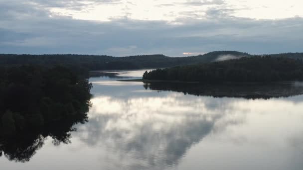 Yoğun Ormanlarla Çevrili Güzel Bir Gölün Drone Görüntüsü Göldeki Sabah — Stok video
