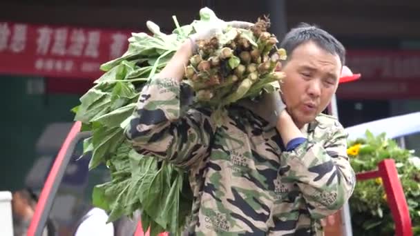Kunming Yunnan China September 2022 Ein Mann Trägt Auf Dem — Stockvideo