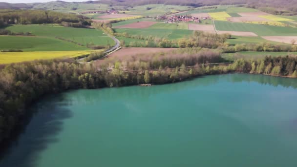 Nieskażone Wspaniałe Malownicze Niebieskie Jezioro Góry Krajobraz Okolicy Wsi — Wideo stockowe