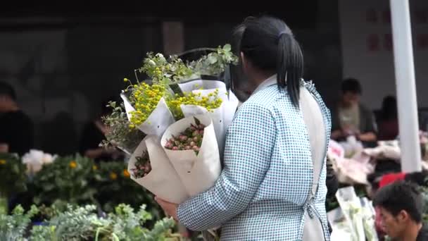 Egy Egy Csokor Virágot Cipel Kunming Dounan Virágpiacon Ázsia Legnagyobb — Stock videók