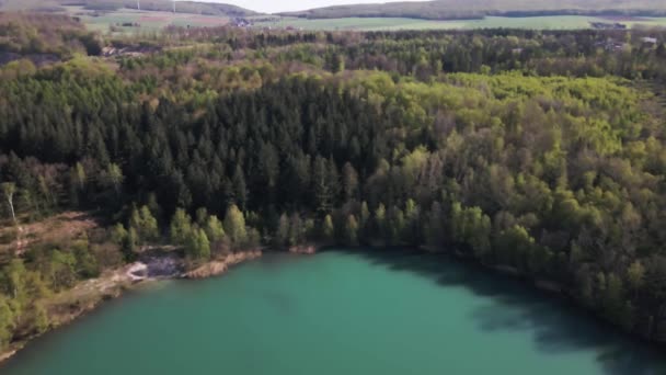Drone Latać Nad Malowniczym Niebieskim Jeziorem Środku Gór Lasu — Wideo stockowe
