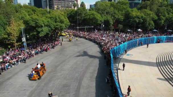 Αεροφωτογραφία Πάνω Από Διακοσμημένα Οχήματα Παρέλαση Στο Dia Los Muertos — Αρχείο Βίντεο
