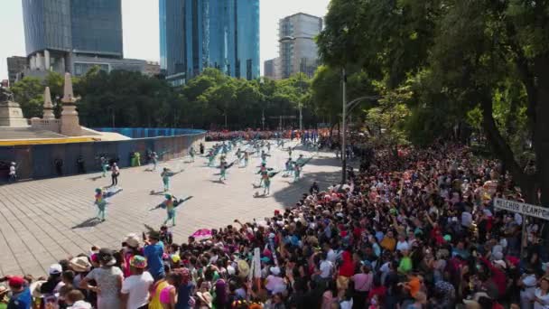 Multidão Assistindo Pessoas Trajes Coloridos Dançando Desfile Dia Muertos Cidade — Vídeo de Stock