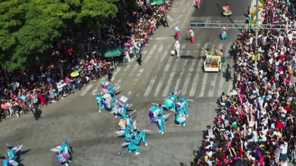 Mensen Kostuums Gooien Een Persoon Lucht Bij Dia Muertos Parade — Stockvideo