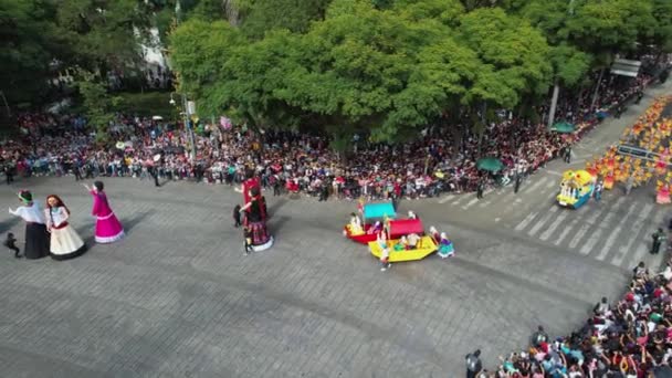 メディア ムエルトスで大きな人形やパレードワゴンを見下ろす空中ビューは メキシコ市内を行進します — ストック動画