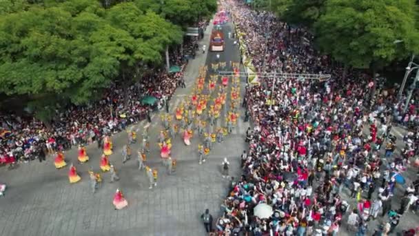 メキシコ市レフォルマ通りのパレードの日に行進カラフルな衣装の人々の空中ビュー — ストック動画