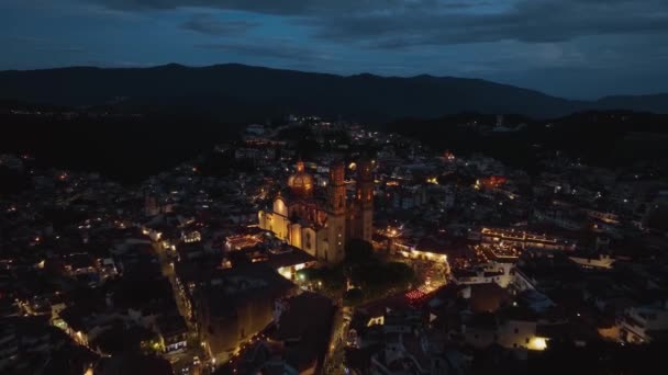 Αεροφωτογραφία Προς Την Φωτισμένη Εκκλησία Της Santa Prisca Taxco Νύχτα — Αρχείο Βίντεο