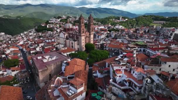 メキシコのタスコ ゲレーロにあるサンタ プリスカ教会の空中からの眺め 接近中 ドローンが撃たれました — ストック動画