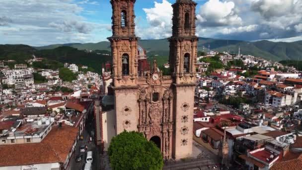 Vista Aérea Frente Igreja Santa Prisca Taxco Ensolarado México Ascendente — Vídeo de Stock