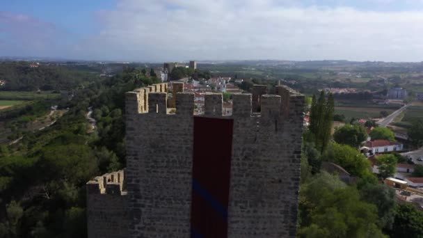 从城墙后面升起的空中景观 可以看到葡萄牙东部阳光灿烂的奥比多斯村 正在上升的无人驾驶飞机发射的炮弹 — 图库视频影像