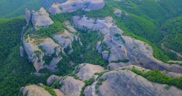 Pohled Ptačí Perspektivy Majestátní Pohoří Corb Rock Mezi Hustou Zelení — Stock video