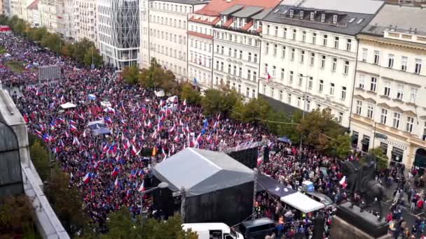 在捷克布拉格文采拉斯广场上举着旗帜的大规模抗议 — 图库视频影像