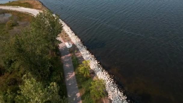 マッケゴン湖の海岸沿いのマッケゴン自転車道の空中点 — ストック動画