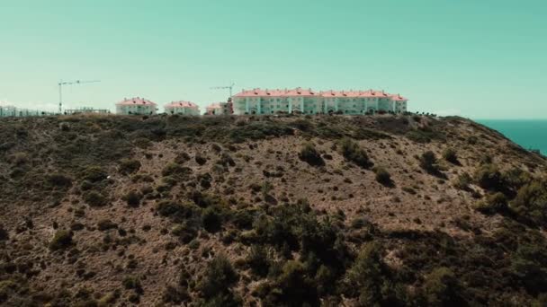Yeşil Tepe Yükselen Deniz Manzaralı Tuğla Çatıları Kompleksi Ericeira Portekiz — Stok video