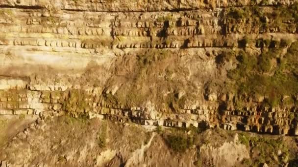 Rising High Rocky Cliff Paljastava Ainutlaatuinen Kylä Maisema Ericeira Portugali — kuvapankkivideo