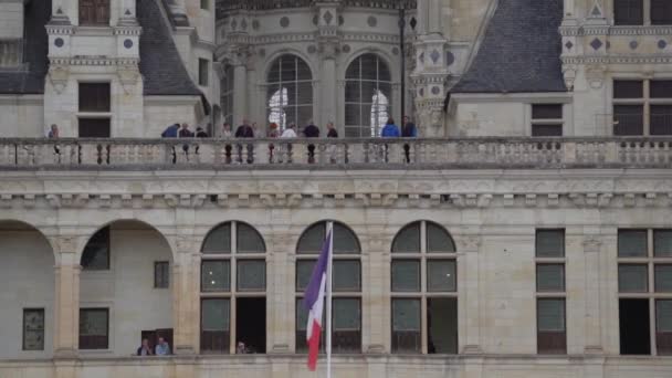 金伯德文艺复兴城堡主立面和卢瓦尔河流域的法国国旗 — 图库视频影像