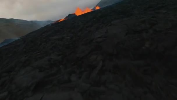 アイスランドのFagradalfjall火山の噴火の溶岩流の上にFpvドローンが低ショット — ストック動画