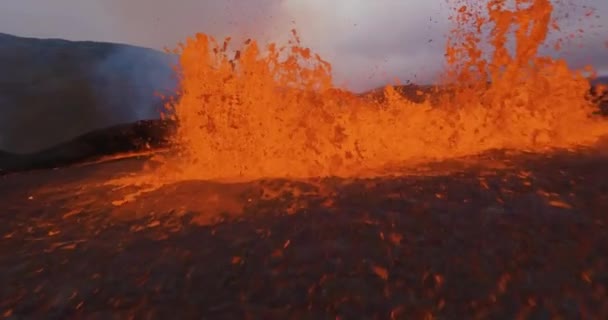 Fpv Drón Lövés Egy Dühöngő Fröccsenő Vulkán Láva Szökőkút Lassú — Stock videók