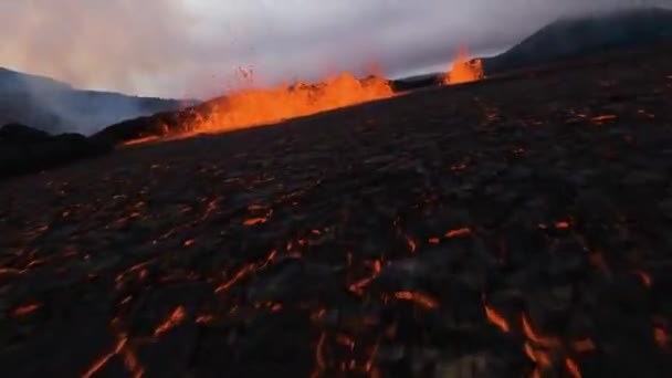 Cinematic Fpv Drone Shot Lecący Naprawdę Blisko Wulkanicznego Piekła Plując — Wideo stockowe