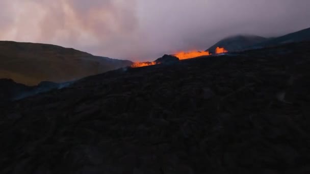 Fpv Dron Vystřelil Přes Bublající Roztavený Lávový Kotel Islandské Vysočině — Stock video