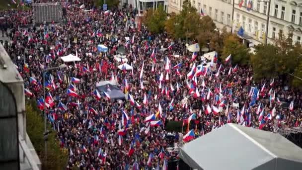 Tsjechische Vlaggen Wapperden Bij Massale Demonstratie Het Wenceslasplein Praag — Stockvideo