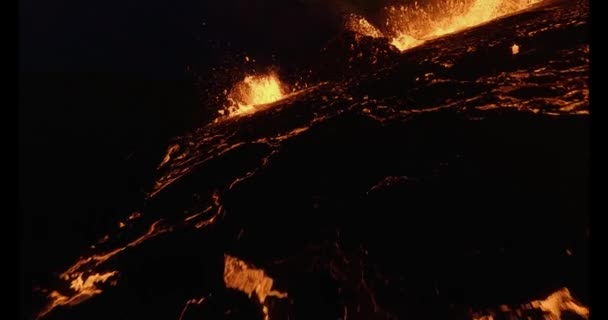 Fpvドローンは アイスランドの夜 Fagradalfjall火山の泡立つクレーターの周りで撮影 スローモーション — ストック動画