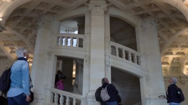 在法国尚博尔德城堡内 游客们欣赏着双螺旋梯形的理想结构 放大倍数 — 图库视频影像