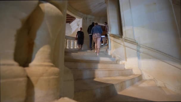 Odwiedzający Chambord Renowned Double Helix Staircase Static — Wideo stockowe