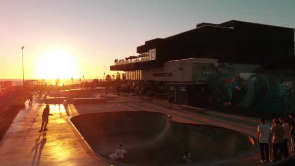 葡萄牙 埃里切拉 户外溜冰场 在滑板上表演的年轻人 — 图库视频影像