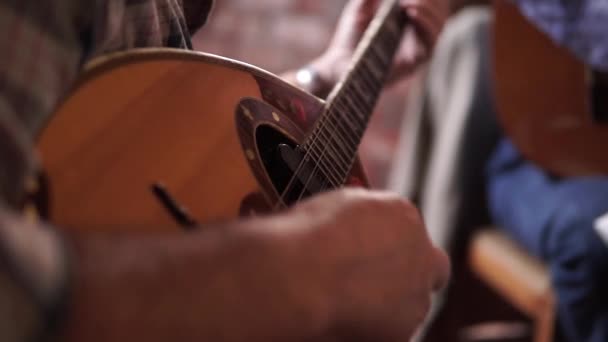 Homem Tocando Bouzouki Grego Tavern Instrumento Música Tradicional Close Shot — Vídeo de Stock