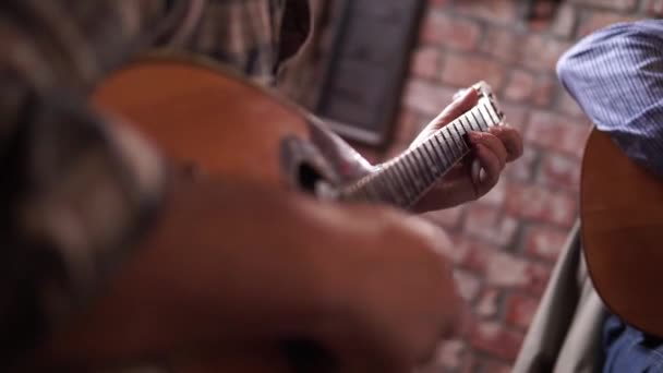 Man Playing Bouzouki Greek Tavern Tradycyjny Instrument Close Strzał Nagranie — Wideo stockowe