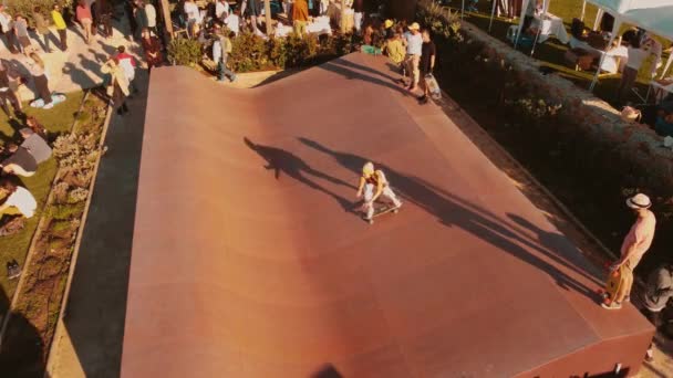 穿着便衣在公开场合表演滑板的少女 葡萄牙埃里切拉 — 图库视频影像