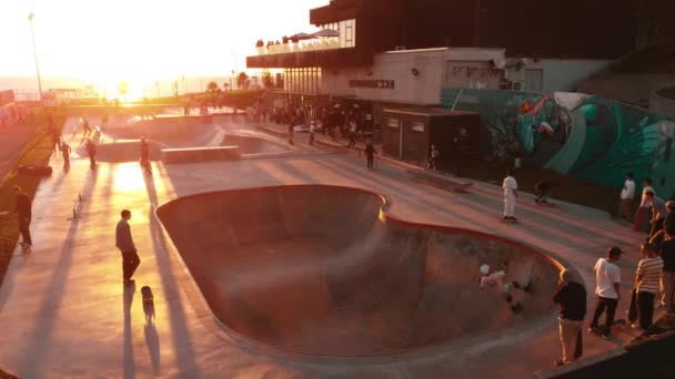 포르투갈 Ericeira Skateboard Out Pit 공연하는 청소년들 — 비디오
