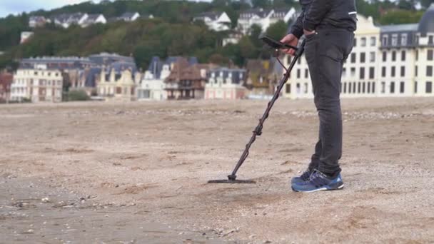 Metal Deteksi Pantai Man Searching Hidden Metals Sandy Beach Menggunakan — Stok Video