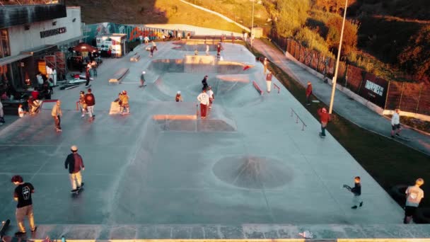 葡萄牙 埃里切拉 户外溜冰场 在滑板上玩耍的年轻人 — 图库视频影像